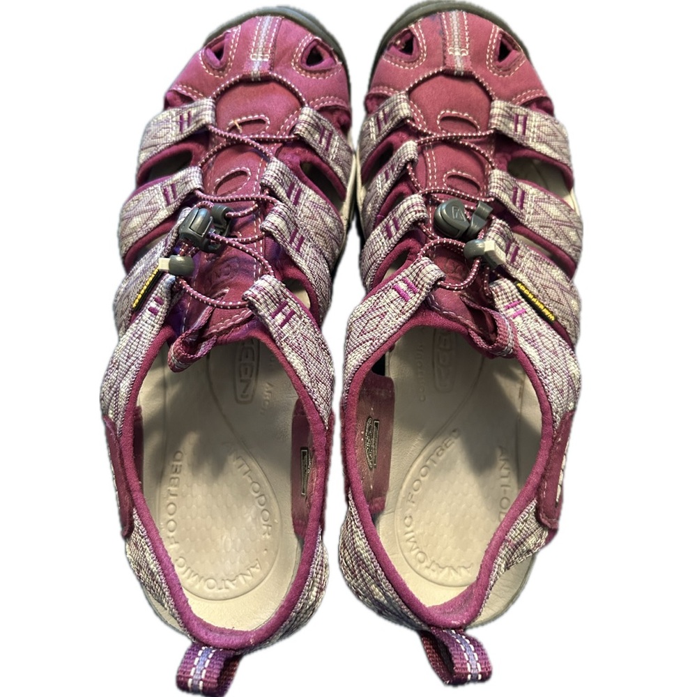 KEEN Women’s Whisper Hiking Closed Toe Sandal size 10.5
